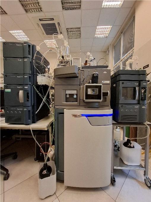  ◳ Aquity UPC2 , kapalinový chromatograf Acquity UPLC-Synapt G2 Si (SFC-HRMS) (jpg) → (originál)